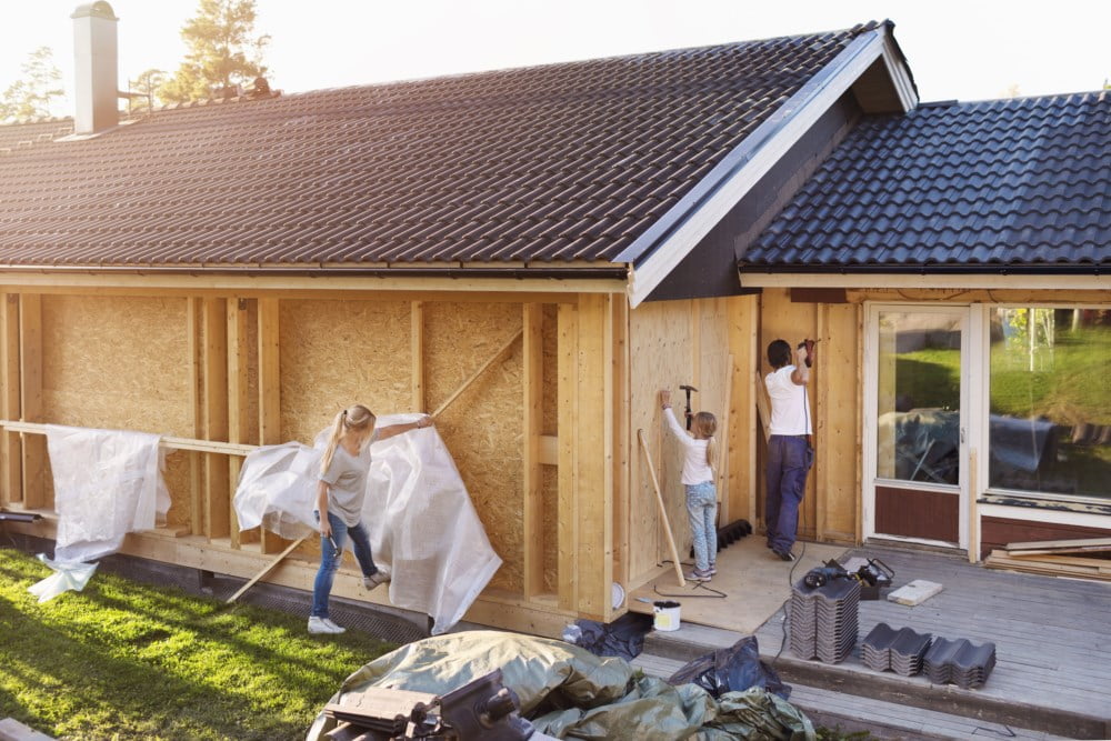 Familie som renoverer eit hus.