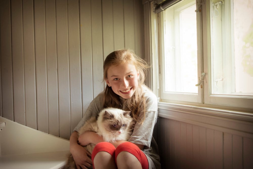 jente med katt