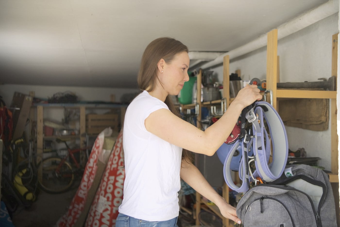 Dame rydjar i garasjen