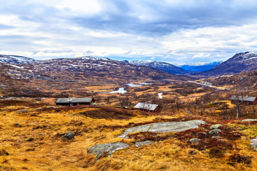 Hytte på fjellet i haustlandskap